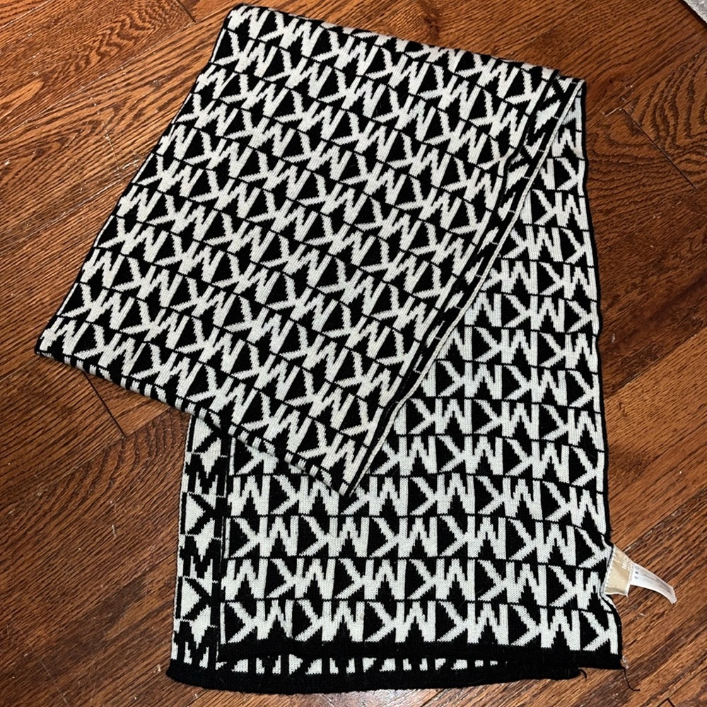Authentic Micheal Kors scarf - Gently worn